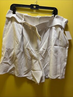 Elle Tracy belted white shorts. NWT
